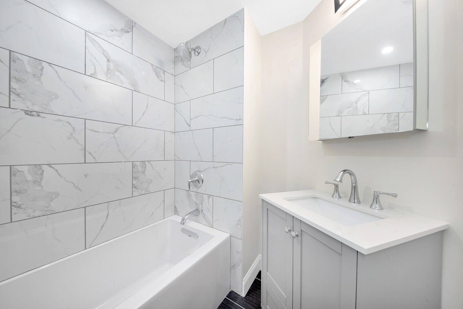 Building Photo - 105 School St