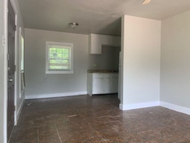 Building Photo - Big lot- Cute 1/1