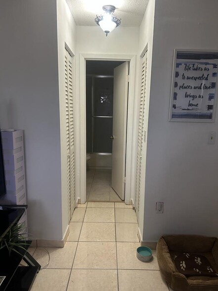 Hallway to 2nd bath inside 2nd bdrm - 6211 SW 138th Ct