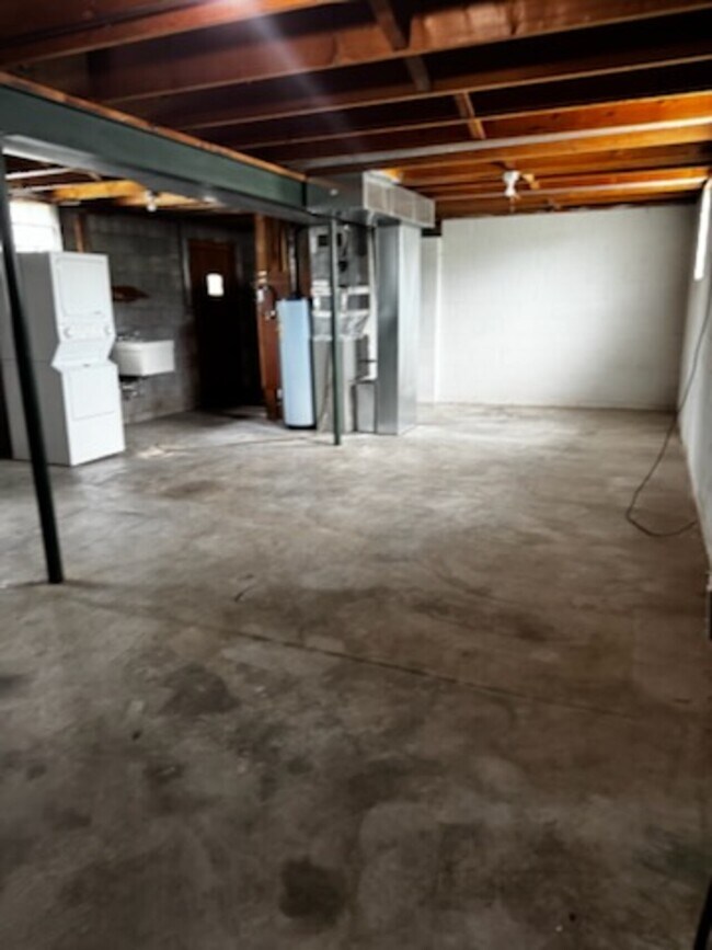 Building Photo - SeeMore Properties