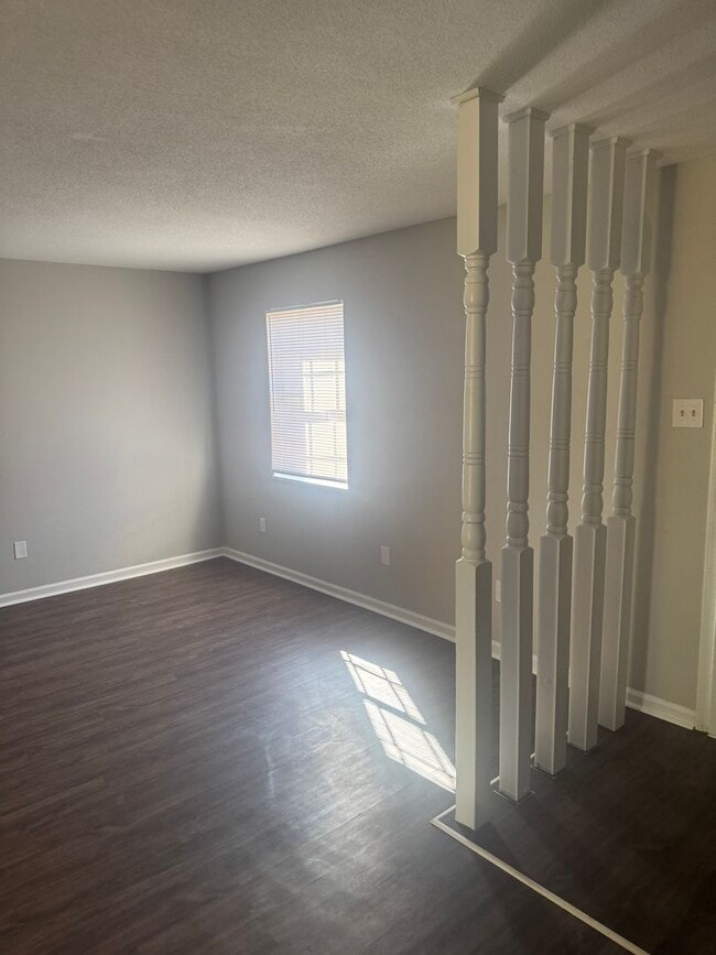 Building Photo - 996 University St