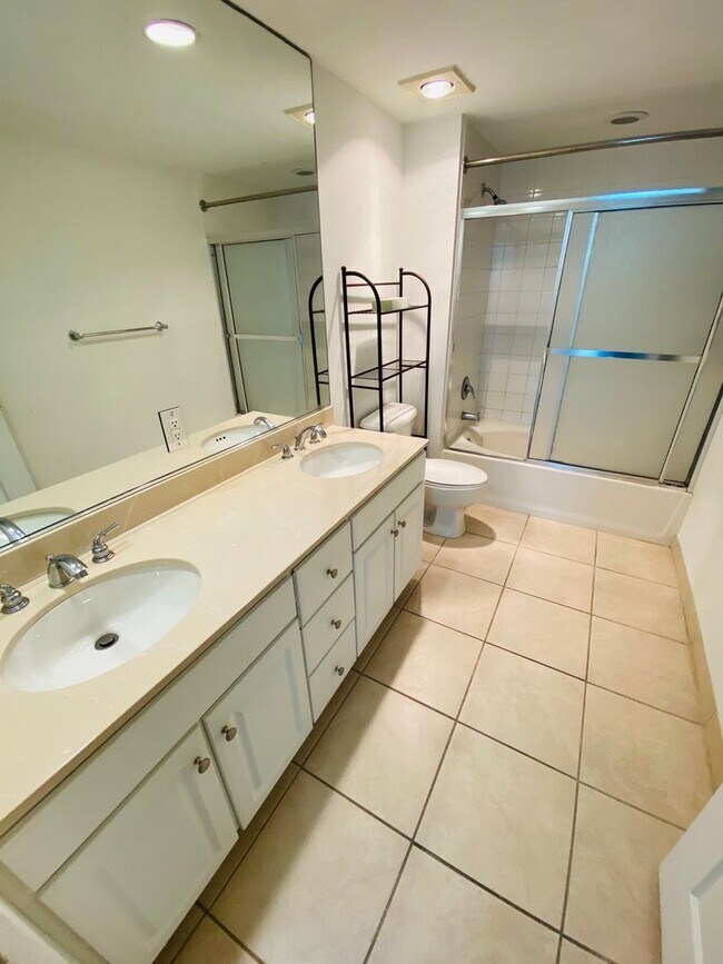 Building Photo - Spacious 2-bedroom apartment in full servi...