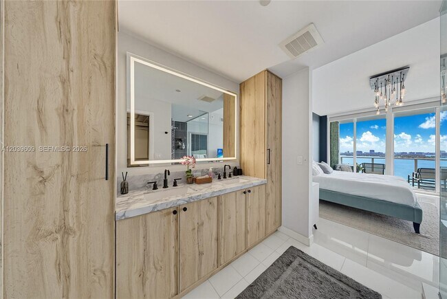 Building Photo - 2020 N Bayshore Dr