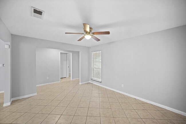 Building Photo - "Charming 3-Bedroom Haven on Gladewell Drive with Elegant Granite Touches!"