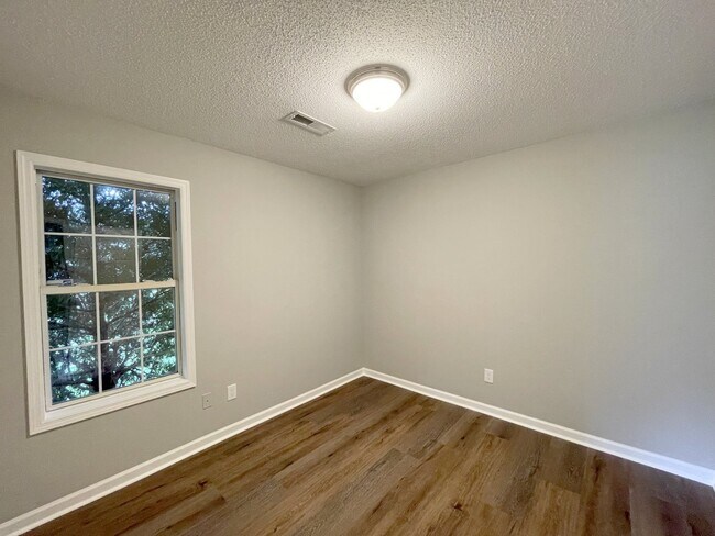 Building Photo - 100 Brook Glen Dr