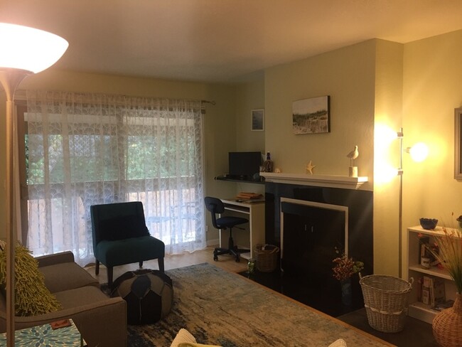 Building Photo - Fully Furnished One-Bedroom in Monterey!