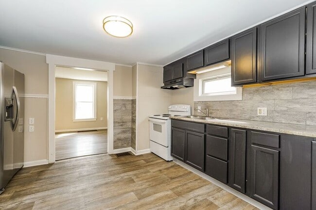 Building Photo - 833 Clardendon Avenue: Front