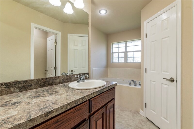 Building Photo - 208 Pearl Dr