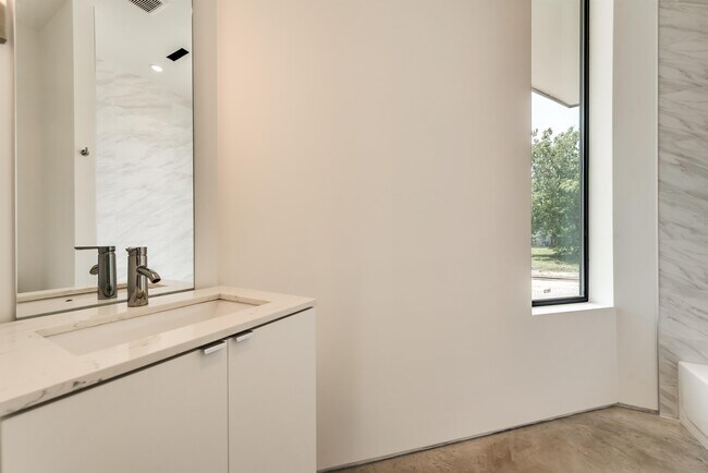 Building Photo - 1504 Burlew St