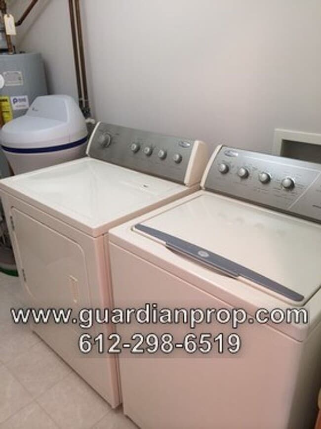 Building Photo - End Unit Townhouse for October 1 Close to ...