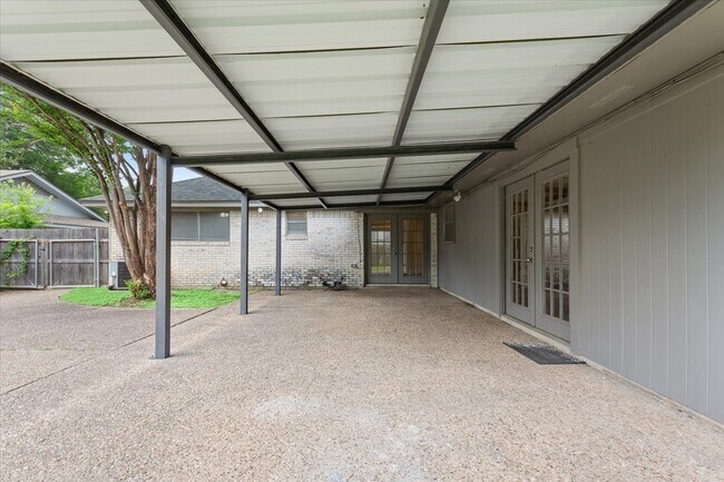Building Photo - 5600 Lake Highlands Dr