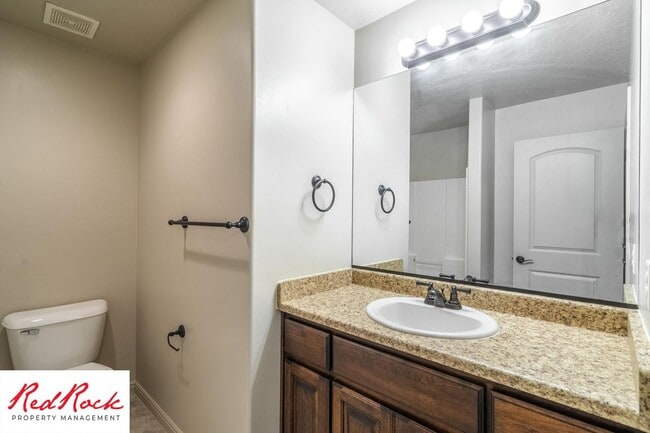 Building Photo - 3 Bedroom Townhome in Buena Vista Community