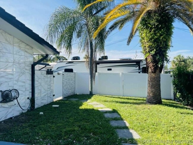 Building Photo - 2531 Gulfstream Ln