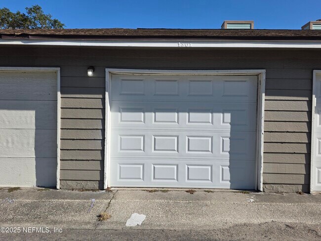 Building Photo - 1301 W Defender Ct