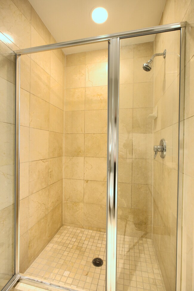 Building Photo - 57 E Delaware Pl