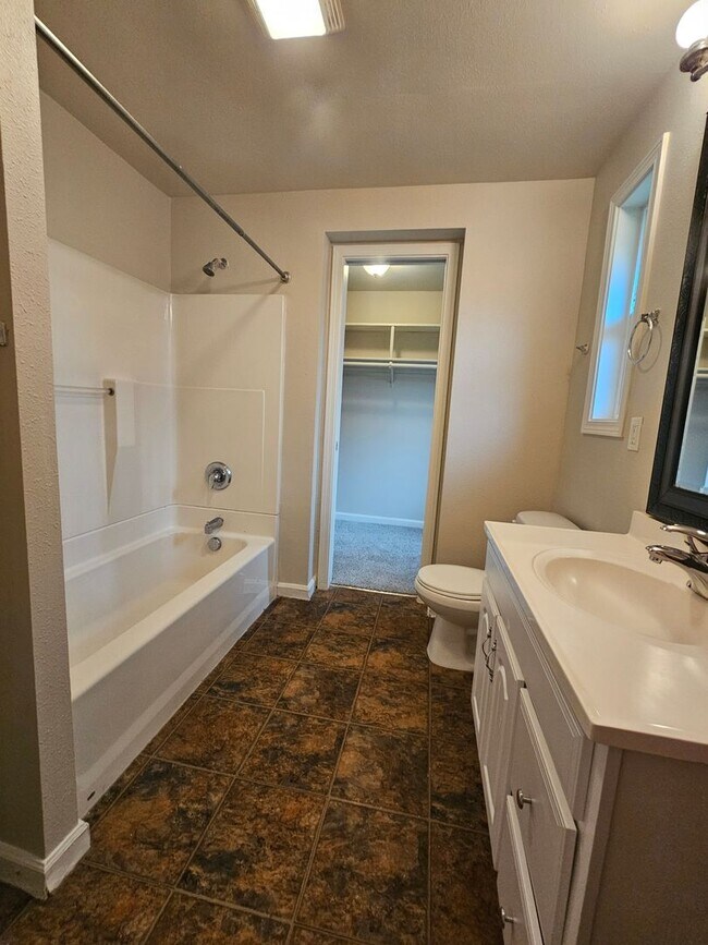 Building Photo - Beautiful 2 Bed 1 Bath Condo in Mountlake Terrace