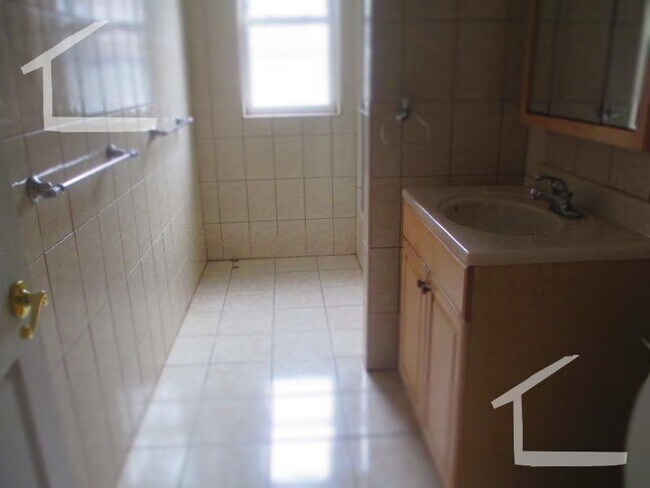 Building Photo - No Brokers Fee, Central BU Location! Walk to School, Central Campus. Central Heat/AC, Laundry on ...