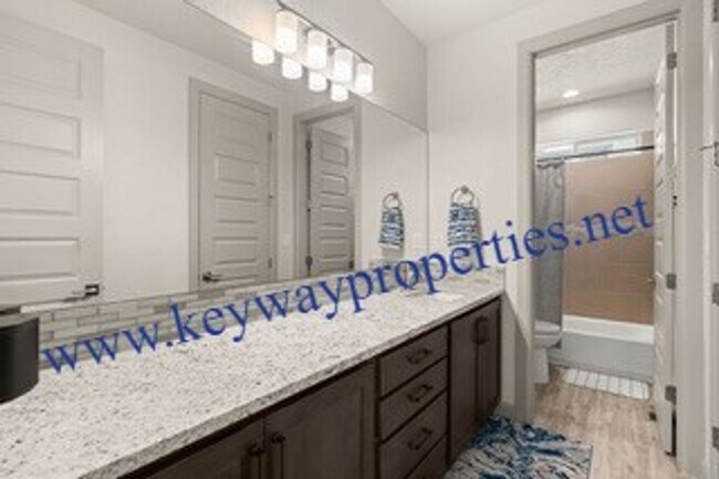 Building Photo - Like New Los Lunas Home!