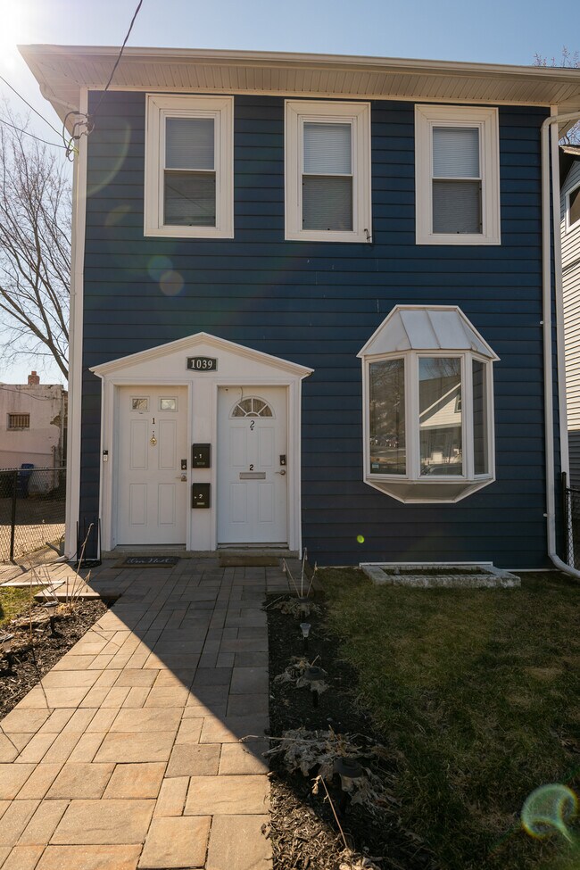 Building Photo - 1039 Evarts St NE