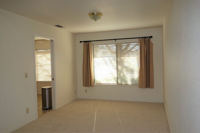 Building Photo - 105 Almond Dr