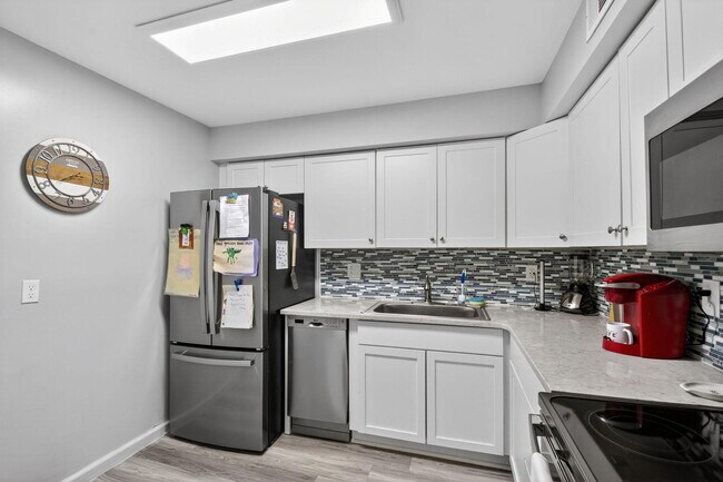 Building Photo - 9810 Pineapple Tree Dr