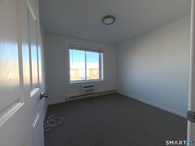 Building Photo - 69 Cove Rd