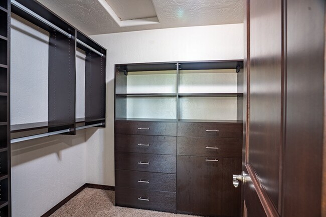 Building Photo - 6649 N Madellaine Dr