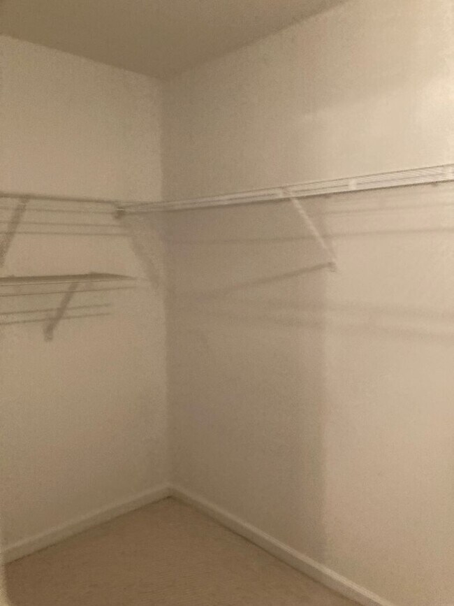 Building Photo - 3 Bed/3 Bath Townhome with Screened in Por...