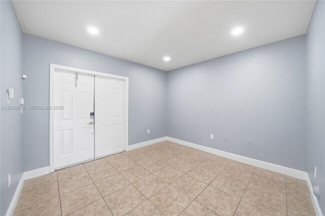 Building Photo - 902 SW 8th Pl