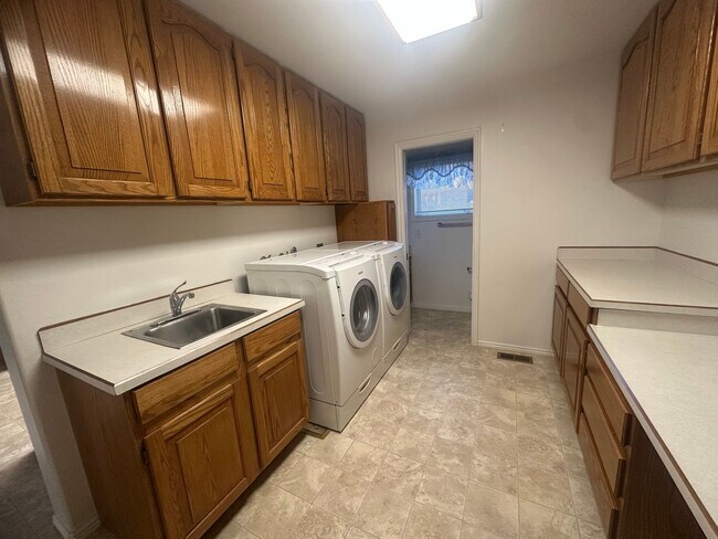 Building Photo - Charming Ranch Farmhouse in St. George – Spacious & Serene!