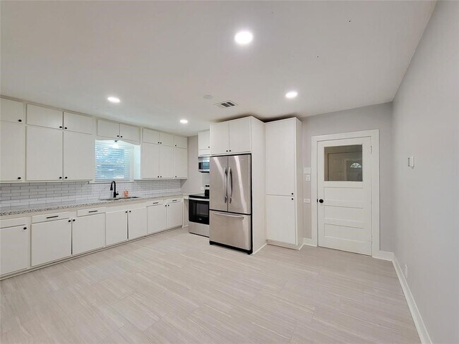 Building Photo - 1113 San Jacinto St