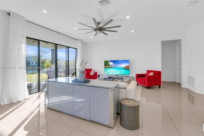 Building Photo - 10890 Shore St