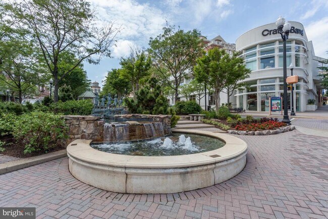 Building Photo - 3800 Fairfax Dr