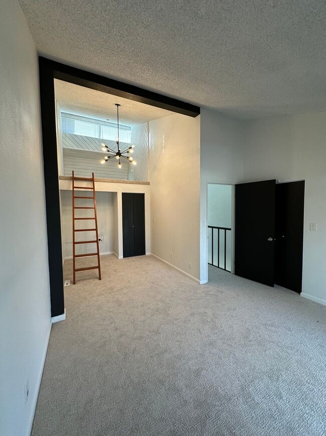 Building Photo - 2 Bedroom, 2 1/2 Bathroom Townhome located near hospitals and colleges!