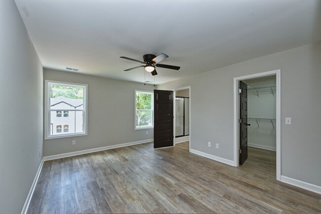 Building Photo - Like New and Move In Ready!