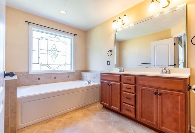 Building Photo - 389 Livingston Dr