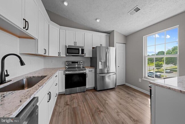 Building Photo - 5601 Avonshire Pl