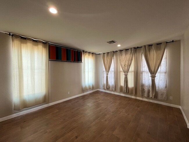 Building Photo - 5 Bedroom Home in the Montelena Neighborho...