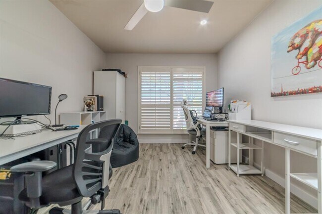 Building Photo - 1015 E Yager Ln