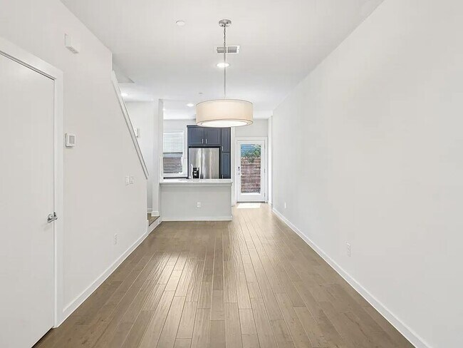 Building Photo - MOVE IN READY