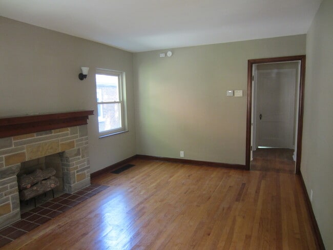 Building Photo - Updated 3 Bed 2 Bath Home