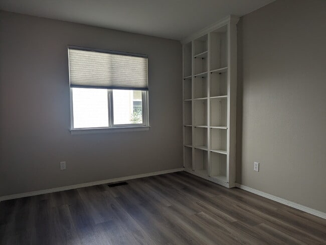 Building Photo - NW Longmont ranch home!
