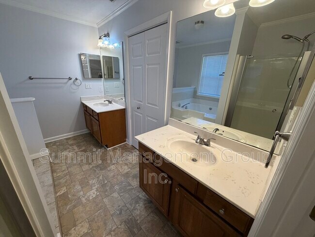 Building Photo - 1528 St Dunstans Rd