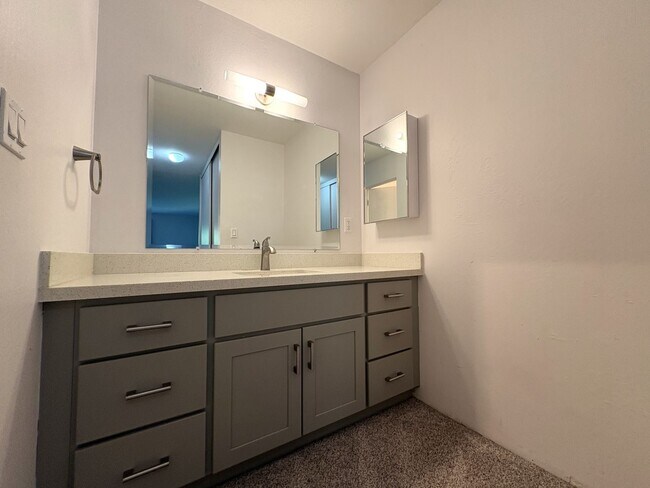 Building Photo - Spacious Updated 2 Bed / 2 Bath Condo with A/C, Huge Balcony & Community Pool