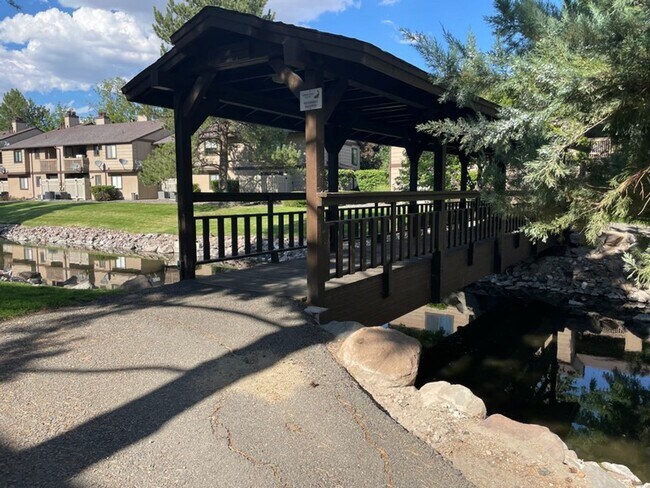 Building Photo - One Bedroom Condo with Den in Southeast Reno
