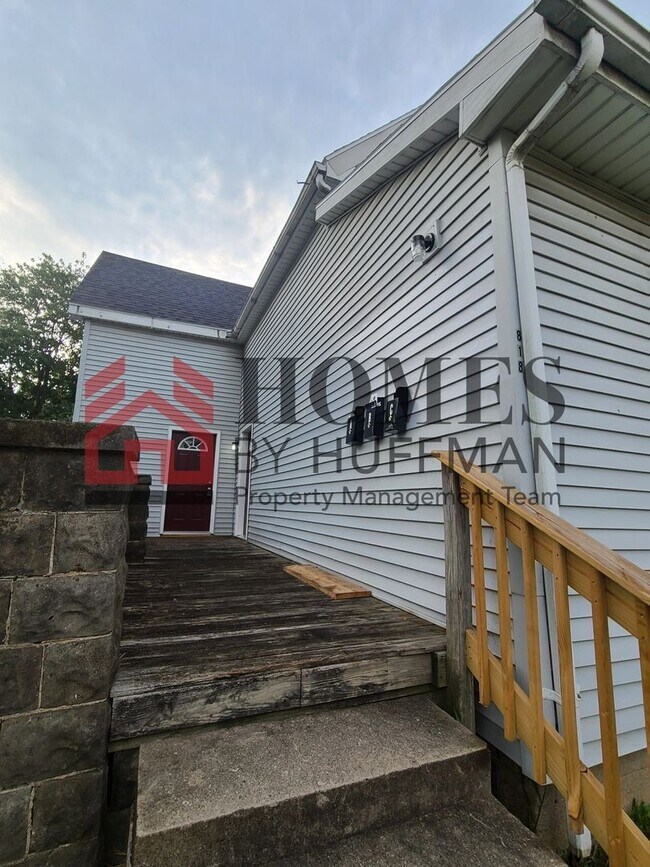 Building Photo - 818 S Barker Ave