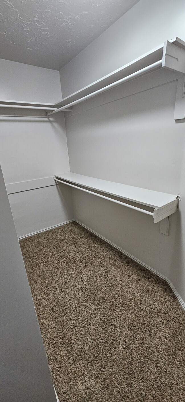 Building Photo - 701 E 200 N