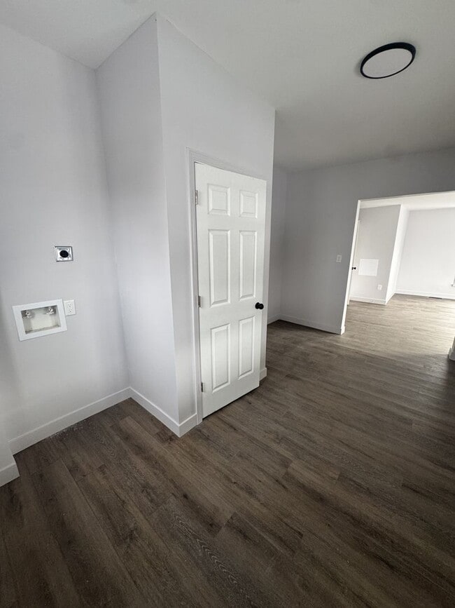 Building Photo - Welcome to this spacious 3-bedroom, 1-bathroom home located in the heart of Washington Courthouse...