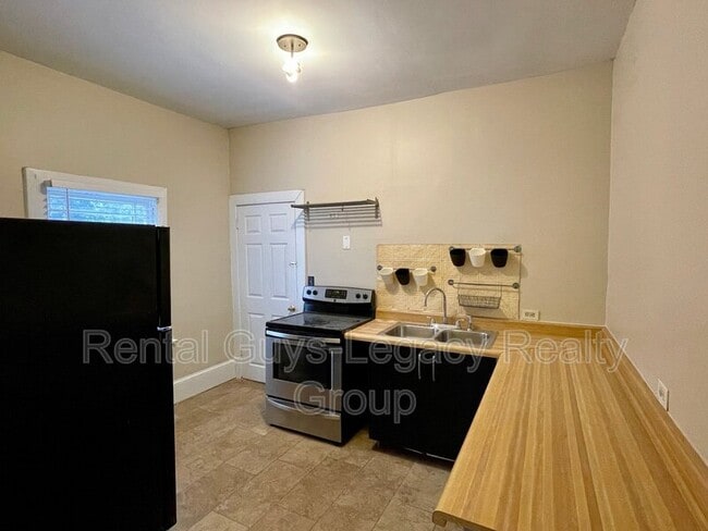 Building Photo - 2329 College St