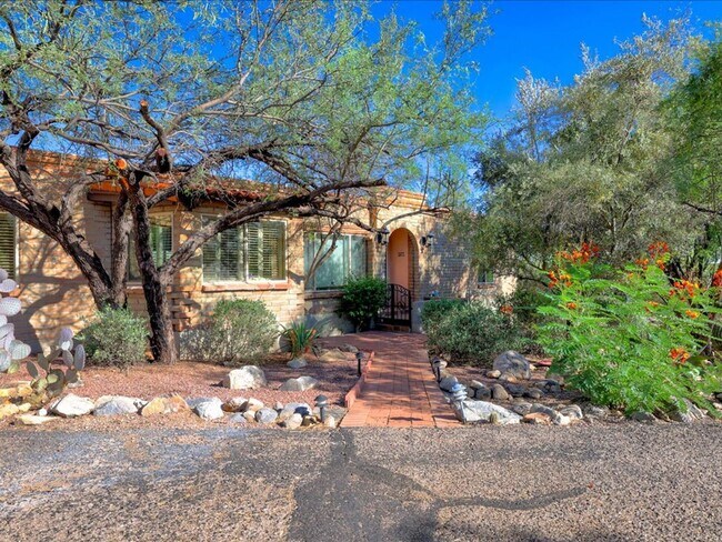 Building Photo - Enjoy stunning Catalina Mountain views fro...